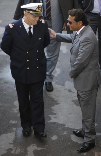 Schettino prima di lasciare la Costa. Spunta il video inedito della “fuga” Schettino prima di lasciare la Costa. Spunta il video inedito della “fuga”