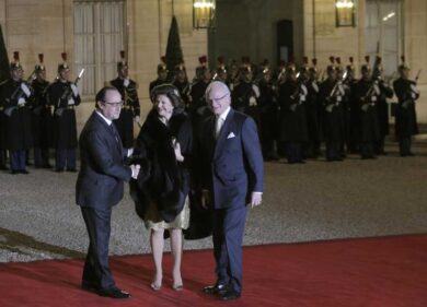 Il low profile può ferire. Hollande nel mirino per il mancato smoking