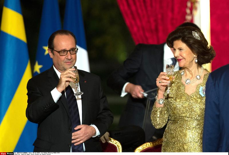 Il low profile può ferire. Hollande nel mirino per il mancato smoking