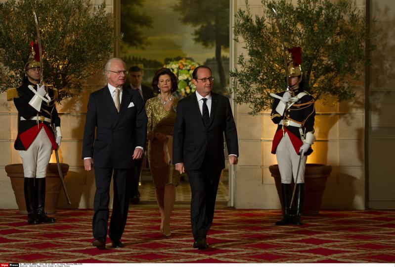 Il low profile può ferire. Hollande nel mirino per il mancato smoking