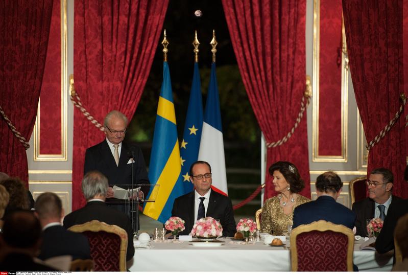 Il low profile può ferire. Hollande nel mirino per il mancato smoking
