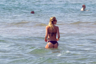 Ilary Blasi sexy, il tanga esce dai jeans. Le foto