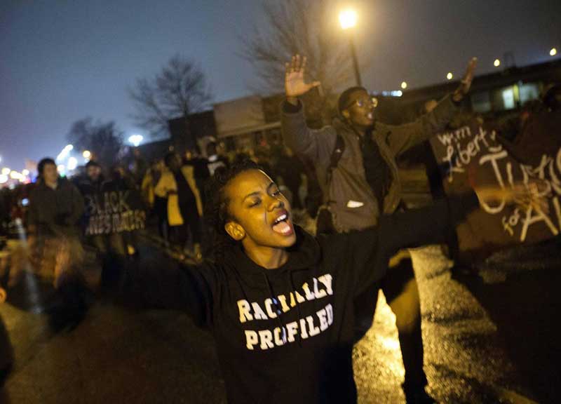 Usa, nuova notte di proteste contro le violenze sui neri Usa, nuova notte di proteste contro le violenze sui neri