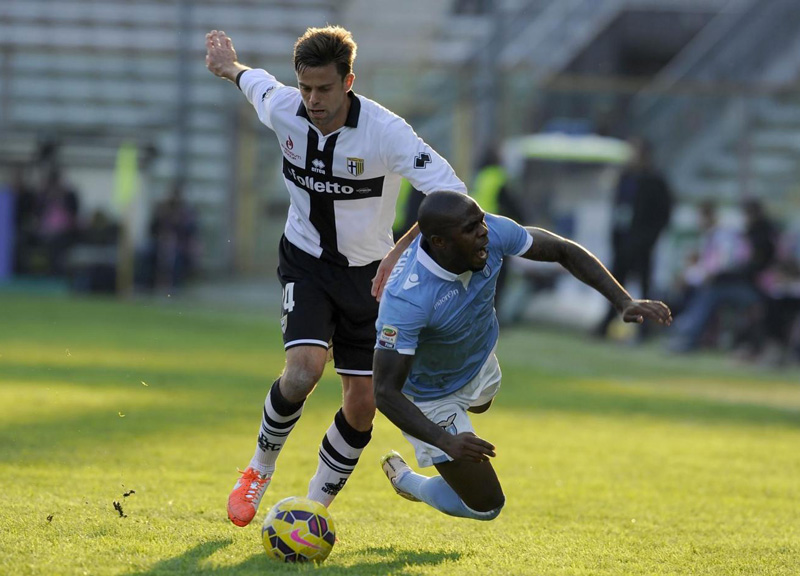 Mauri spegne il Parma. La Lazio torna a vincere