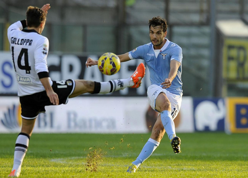 Mauri spegne il Parma. La Lazio torna a vincere