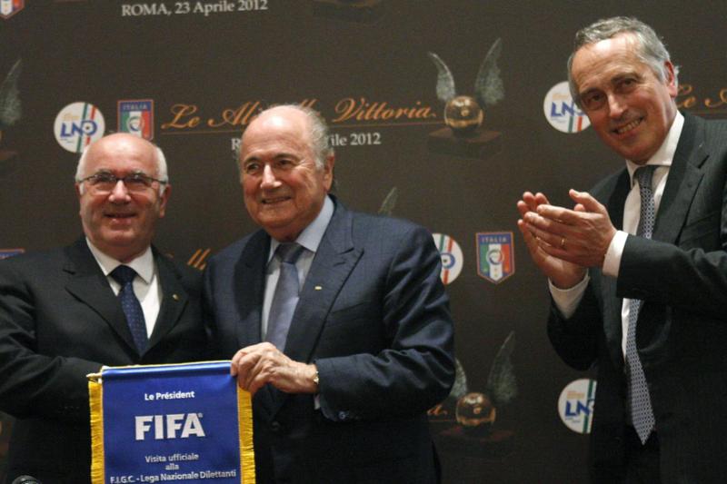 Figc taglia i costi: sì alle telecamere e addio agli arbitri di porta Figc taglia i costi: sì alle telecamere e addio agli arbitri di porta