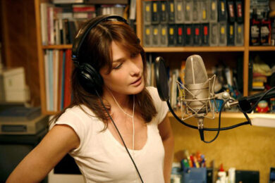Carla Bruni come Francesca Pascale. “Sì alle nozze gay”