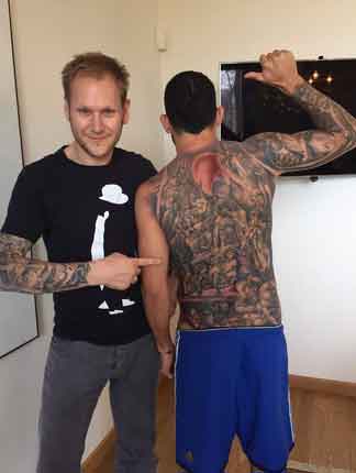 Carlos Tevez si tatua l’Inferno di Dante sulla schiena