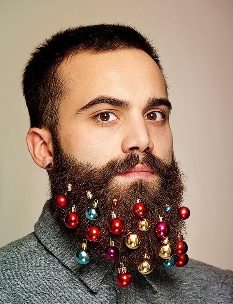La nuova moda hipster: palle di Natale attaccate alla barba