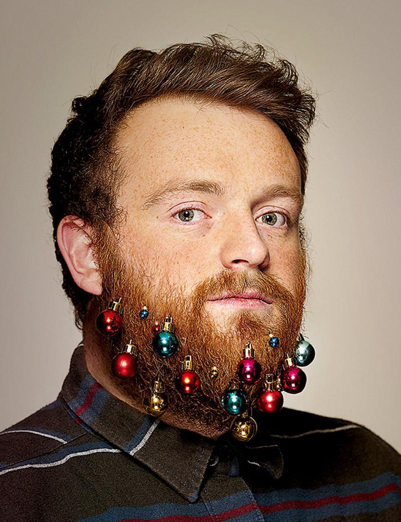 La nuova moda hipster: palle di Natale attaccate alla barba