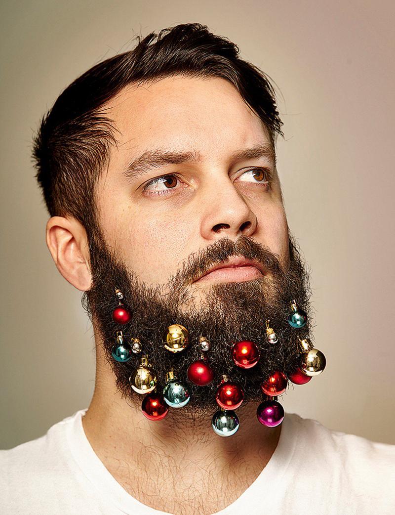 La nuova moda hipster: palle di Natale attaccate alla barba