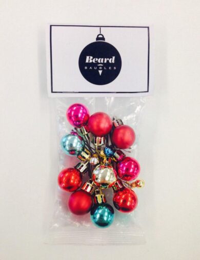 La nuova moda hipster: palle di Natale attaccate alla barba