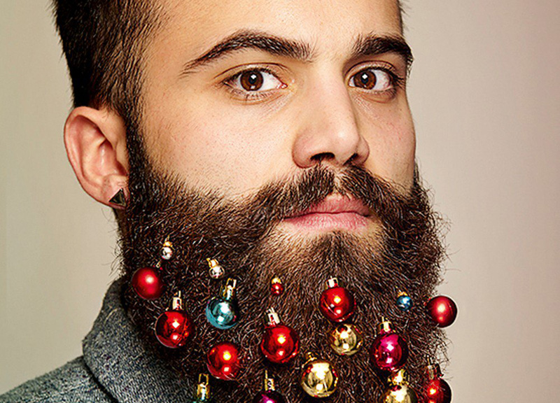 La nuova moda hipster: palle di Natale attaccate alla barba