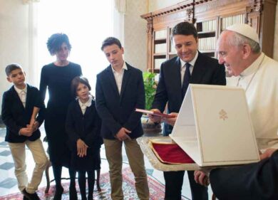 Renzi con Agnese e figli dal Papa. Trenta minuti di colloquio privato