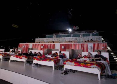 Mosca, il cinema dell’amore. Letti matrimoniali anziché poltrone