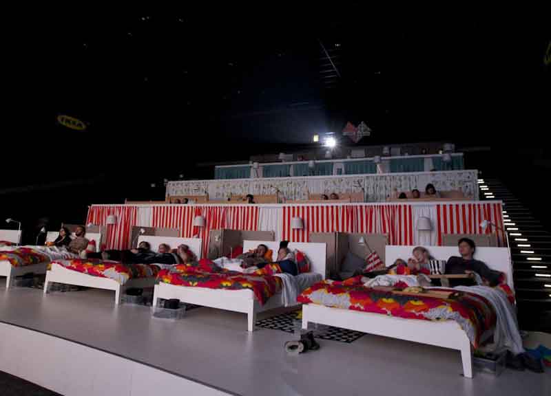 Mosca, il cinema dell’amore. Letti matrimoniali anziché poltrone Mosca, il cinema dell’amore. Letti matrimoniali anziché poltrone