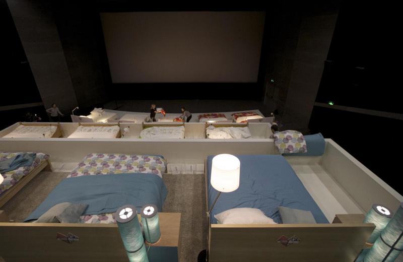 Mosca, il cinema dell’amore. Letti matrimoniali anziché poltrone Mosca, il cinema dell’amore. Letti matrimoniali anziché poltrone