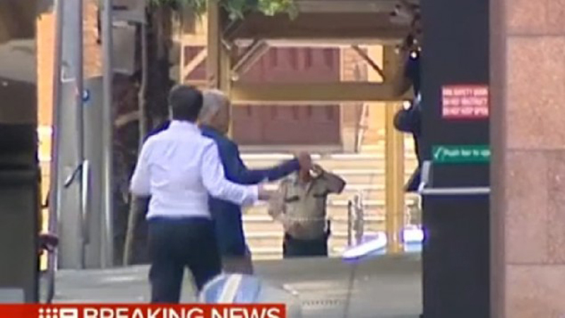Sydney, blitz dopo 17 ore. Tre morti, uno è il sequestratore Sydney, blitz dopo 17 ore. Tre morti, uno è il sequestratore