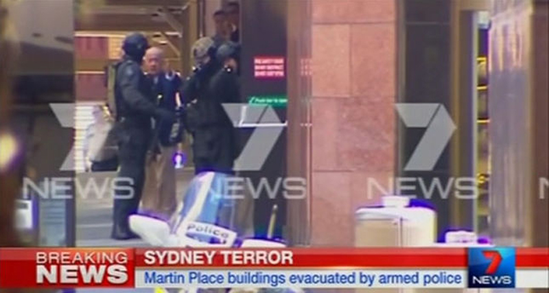 Sydney, blitz dopo 17 ore. Tre morti, uno è il sequestratore Sydney, blitz dopo 17 ore. Tre morti, uno è il sequestratore
