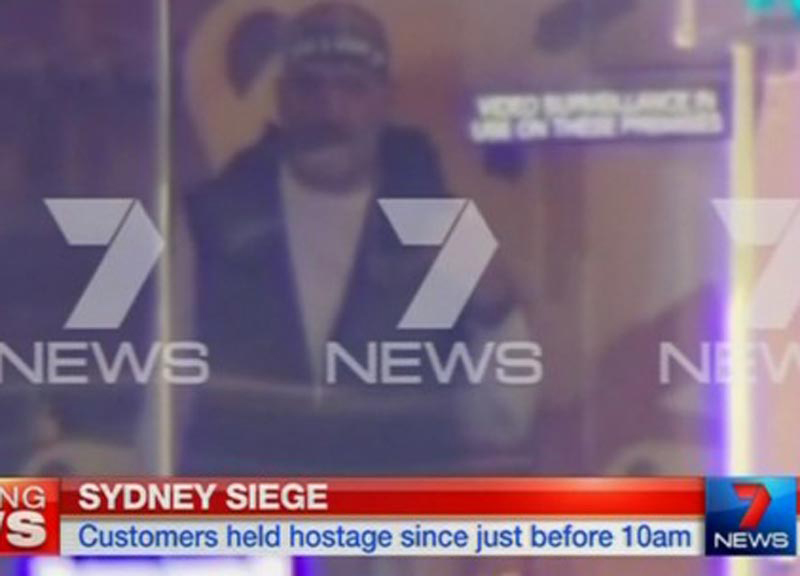 Sydney, blitz dopo 17 ore. Tre morti, uno è il sequestratore Sydney, blitz dopo 17 ore. Tre morti, uno è il sequestratore