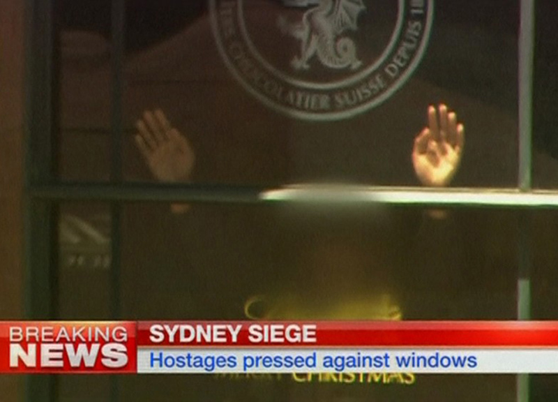 Sydney, blitz dopo 17 ore. Tre morti, uno è il sequestratore Sydney, blitz dopo 17 ore. Tre morti, uno è il sequestratore