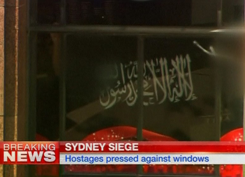Sydney, blitz dopo 17 ore. Tre morti, uno è il sequestratore Sydney, blitz dopo 17 ore. Tre morti, uno è il sequestratore