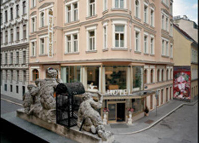 A Vienna, sfarzosa e (un po’ irriverente) per i mercatini di Natale