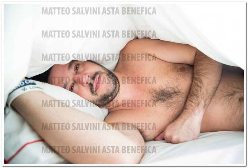 Nuove foto di Salvini nudo per beneficenza