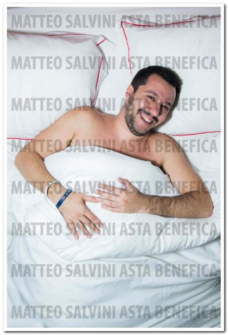 Nuove foto di Salvini nudo per beneficenza