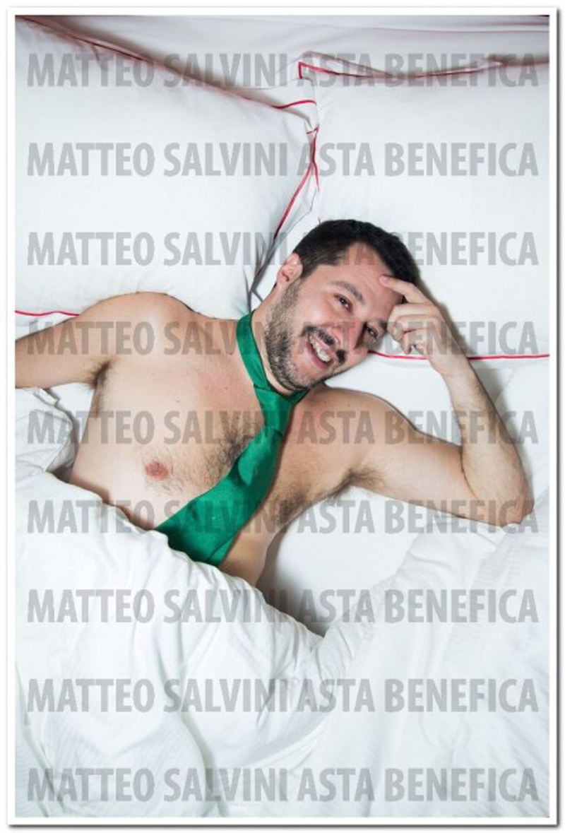 Nuove foto di Salvini nudo per beneficenza