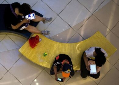 Italiani dipendenti dallo smartphone: connessi a pochi secondi dal risveglio