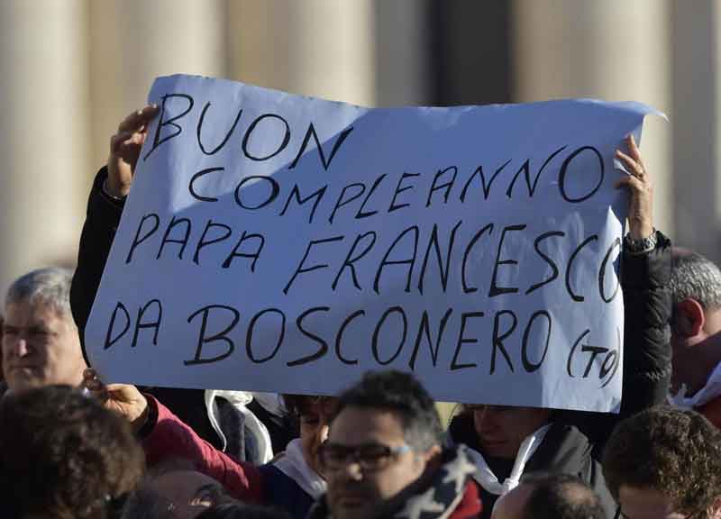 Francesco, auguri record al ritmo di milonga. In piazza 2500 ballerini: è Guinness dei primati Francesco, auguri record al ritmo di milonga. In piazza 2500 ballerini: è Guinness dei primati