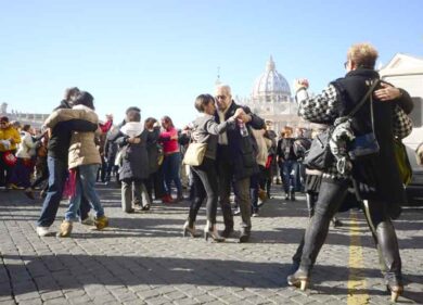 Francesco, auguri record al ritmo di milonga. In piazza 2500 ballerini: è Guinness dei primati