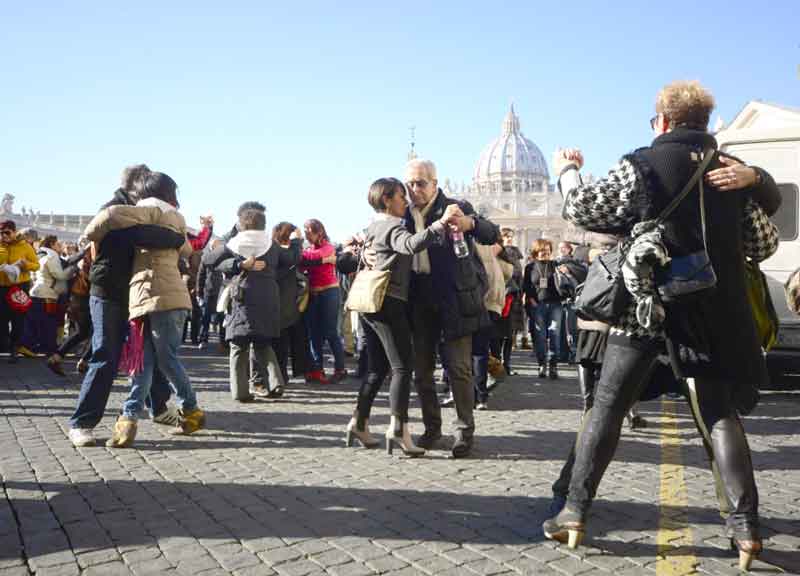 Francesco, auguri record al ritmo di milonga. In piazza 2500 ballerini: è Guinness dei primati Francesco, auguri record al ritmo di milonga. In piazza 2500 ballerini: è Guinness dei primati