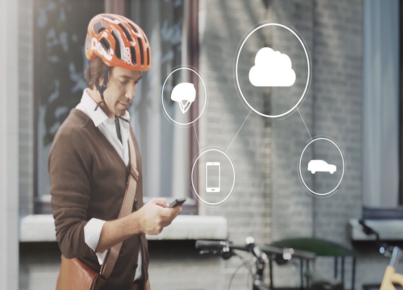 Volvo mette in comunicazione i caschi dei ciclisti con le automobili