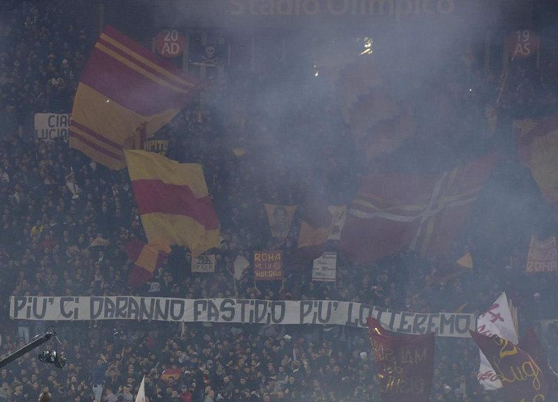 Roma sprecona, Olimpico da incubo. Milan in 10, il pareggio vale -3 Roma sprecona, Olimpico da incubo. Milan in 10, il pareggio vale -3