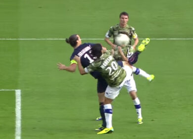 Il tuffo di Van Persie, il tacco di Ibra e… I TOP-10 GOL DEL 2015