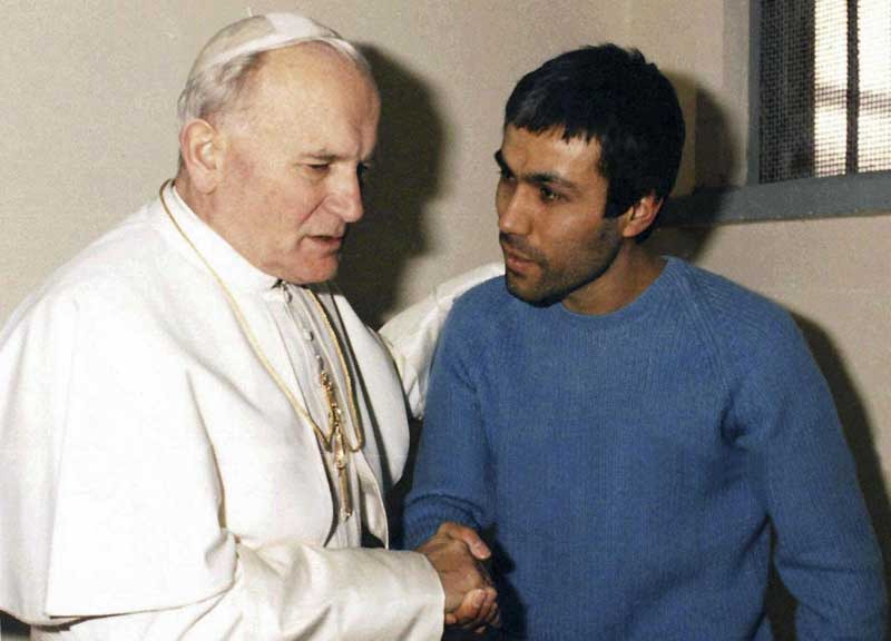 Rose bianche sulla tomba di Wojtyla. Alì Agca fermato in Piazza San Pietro Rose bianche sulla tomba di Wojtyla. Alì Agca fermato in Piazza San Pietro
