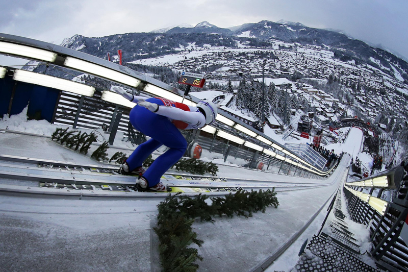 Ski jumping, i voli (e le cadute) più spettacolari: foto