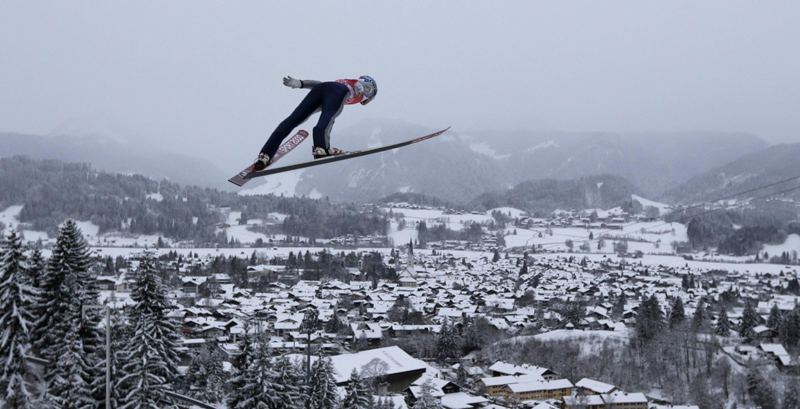Ski jumping, i voli (e le cadute) più spettacolari: foto