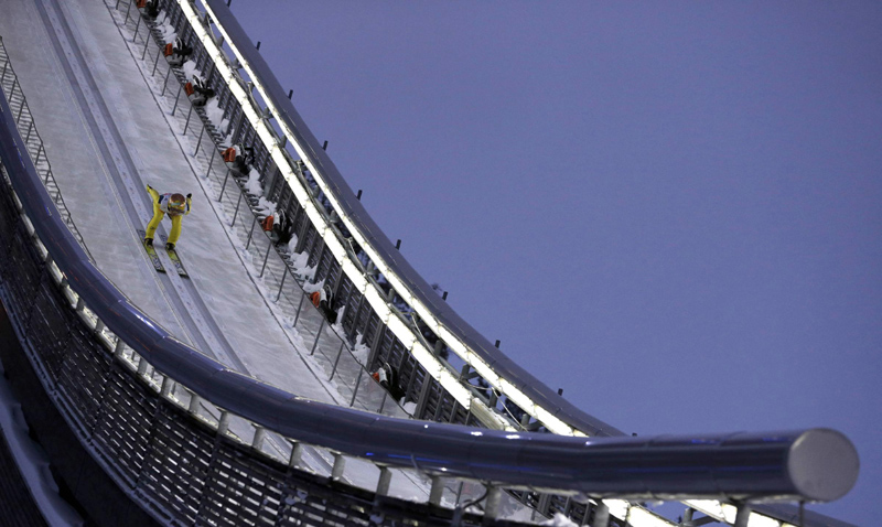 Ski jumping, i voli (e le cadute) più spettacolari: foto