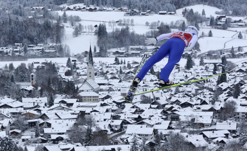 Ski jumping, i voli (e le cadute) più spettacolari: foto