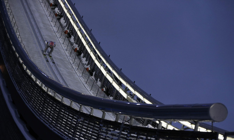 Ski jumping, i voli (e le cadute) più spettacolari: foto