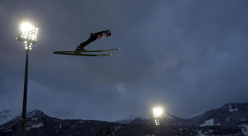 Ski jumping, i voli (e le cadute) più spettacolari: foto