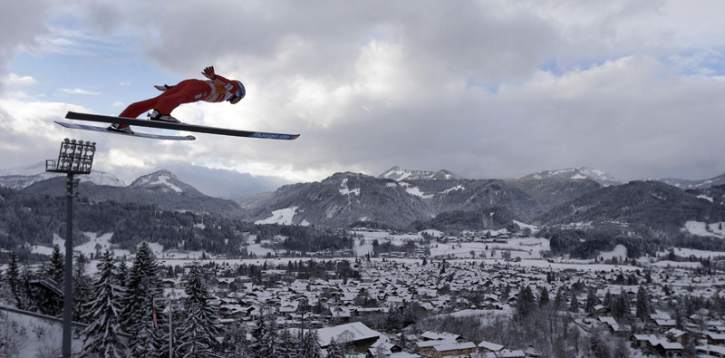 Ski jumping, i voli (e le cadute) più spettacolari: foto