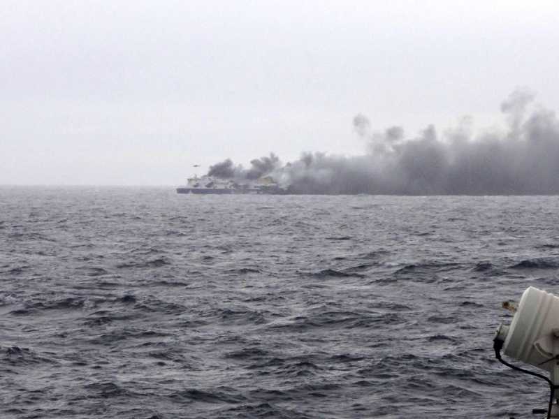Sotto sequestro la nave incendiata, è giallo sui dispersi