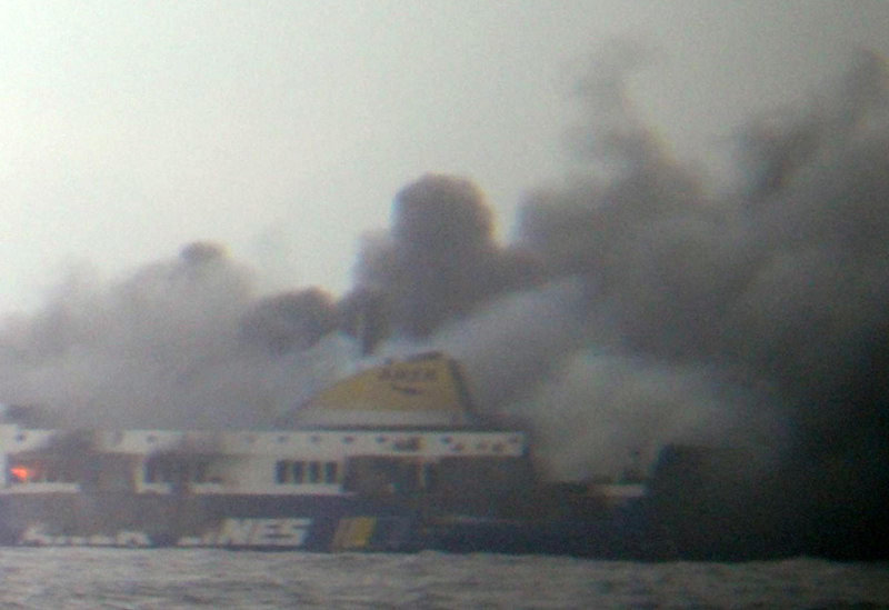 Sotto sequestro la nave incendiata, è giallo sui dispersi