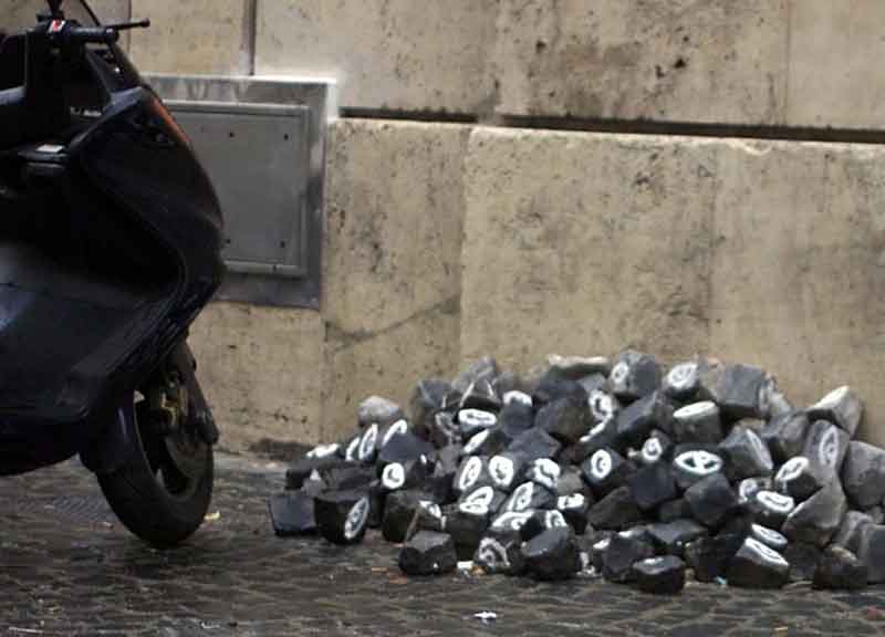 Sanpietrini “inutili”, appello alla Soprintendenza. Italia Nostra contro l’assessore: “Incredibile” Sanpietrini “inutili”, appello alla Soprintendenza. Italia Nostra contro l’assessore: “Incredibile”