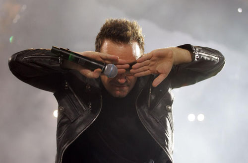 Fratture mano dopo caduta bici, Bono dice addio a chitarra Fratture mano dopo caduta bici, Bono dice addio a chitarra