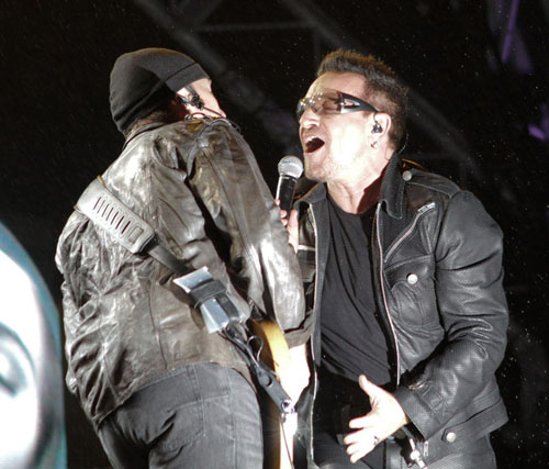 Fratture mano dopo caduta bici, Bono dice addio a chitarra Fratture mano dopo caduta bici, Bono dice addio a chitarra